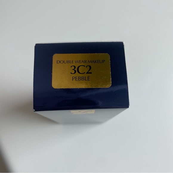 Estee Lauder Double Wear - Picture 3 of 3